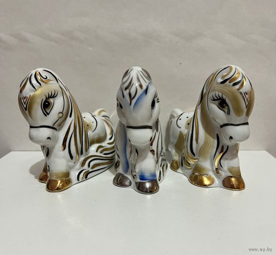 ЛОШАДЬ.  Статуэтка фарфоровая "КОНЬ", "Тройка золотых" одним лотом. ДФЗ