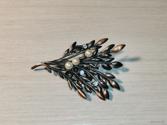Тяжёлая, металлическая брошь с вставками, застёжка рабочая.