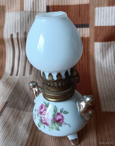 Коллекционная керосиновая лампа. Фарфор, стекло, латунь. 13 см.