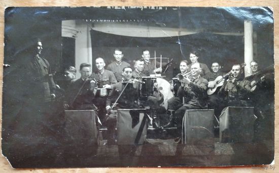 Фото военного ансамбля. До 1943 г. 10х17 см.
