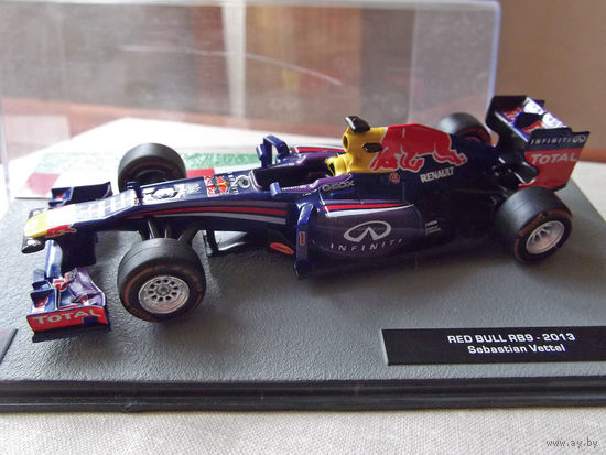 Модель автомобиля 1-43 Фомула 1 Formula 1 F1 Red Bull RB9 2013 Sebastian Vettel В комплекте модель, бокс, журнал Состояние модель как новая журнал отличное