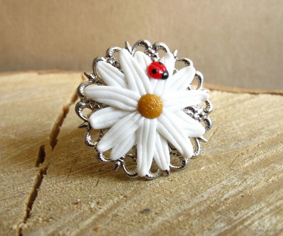 Кольцо ручной работы с ромашкой