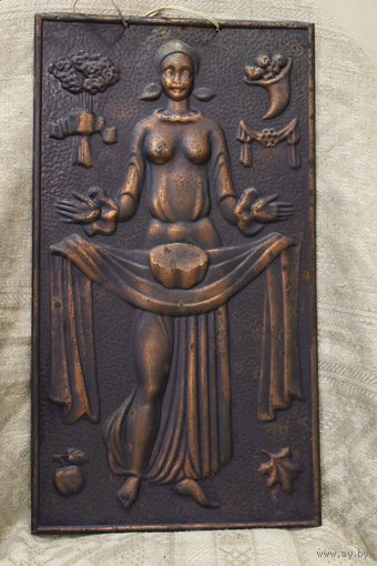 Шикарная медная чеканка "Девушка с караваем" Дары Осени