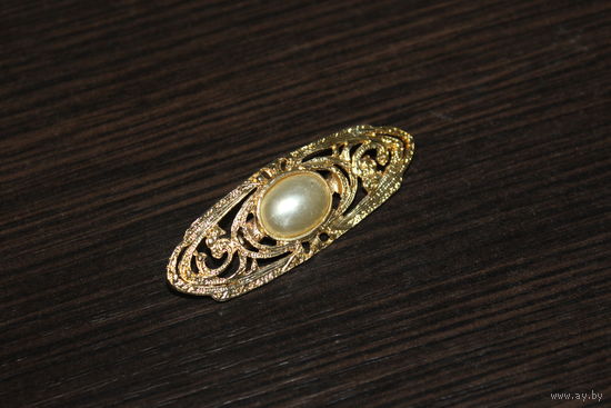 Металлическая брошь.