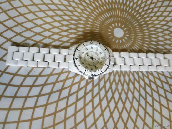 Часы наручные с браслетом CHANEL . В ремонт,коллекцию,на запчасти. Состояние на скане.