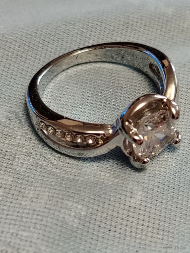 Кольцо с белым камнем