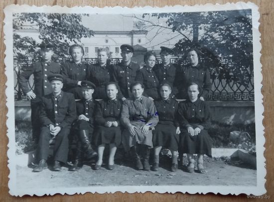 Фото железнодорожников на минском вокзале. 1950-е. 8.5х11.5 см.