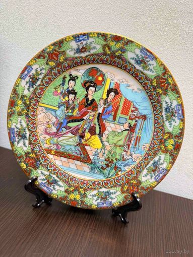 Винтажная коллекционная китайская фарфоровая декоративная тарелка , с подставкой .