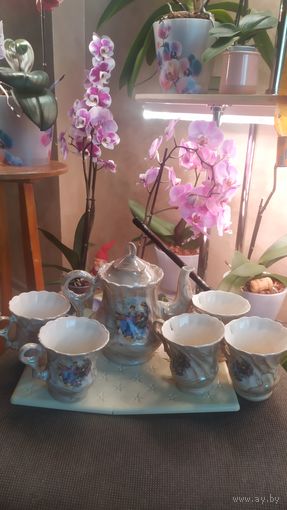 Фаянс "Дама с кавалером".Набор(5 чашек  и чайник-заварник).Торг.