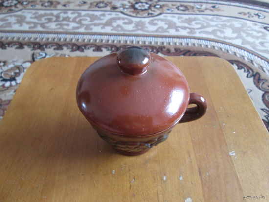Чашка керамическая с крышкой.