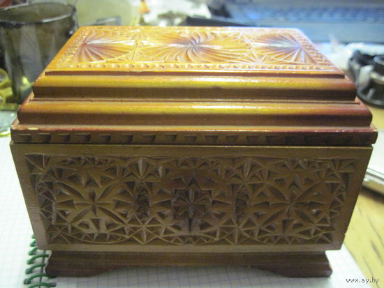Шкатулка деревянная резная.