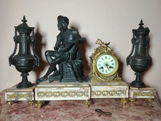 Каминные часы с кубками.