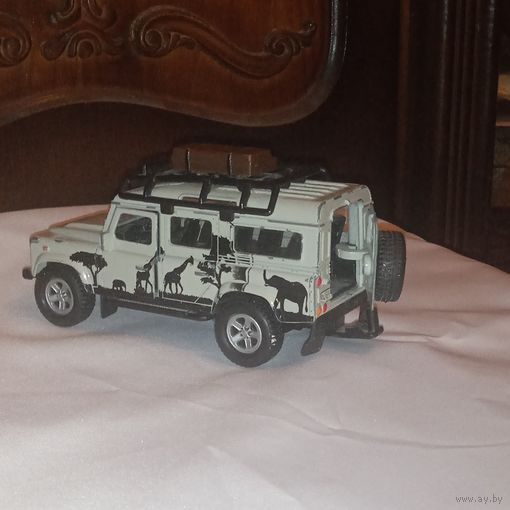 Машинки в коллекцию Land Rover Defender 1/31