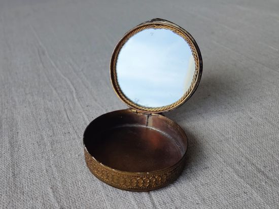 Мушница шкатулка пудреница таблетница Эмаль гильоше дореволюционная с зеркалом 3.5см