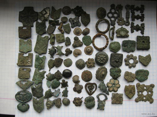 Коллекция старинных накладок на кожу, ткань. 85 шт. Бронза.
