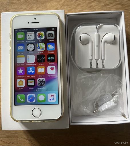 IPhone 5S с чехлом и наушниками