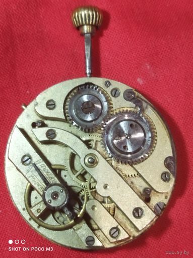 Механизм старых карманных часов и циферблат
