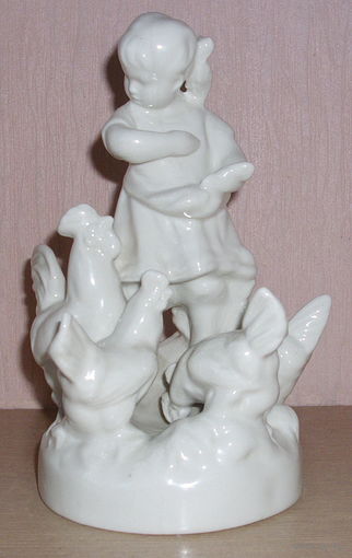 Девочка кормит кур. Минск. ФФЗ.