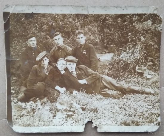 Фото довоенной молодежи. Знаки ОСОАВИАХИМа. 1939 г. 9х11 см.