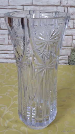 Хрустальная ваза для цветов с декоративной огранкой эпохи СССР.