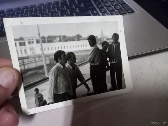 Редкая ч/б фотография Хоккеисты сборной СССР Петров, Коваленко поднимаются в Дворец спорта г.Минск оригинал