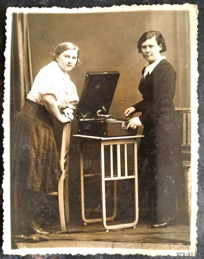 Фото женщин с патефоном. 8.5х11 см. Остров. БССР. 1940 г.