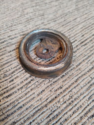 Деталь старой керосиновой лампы.