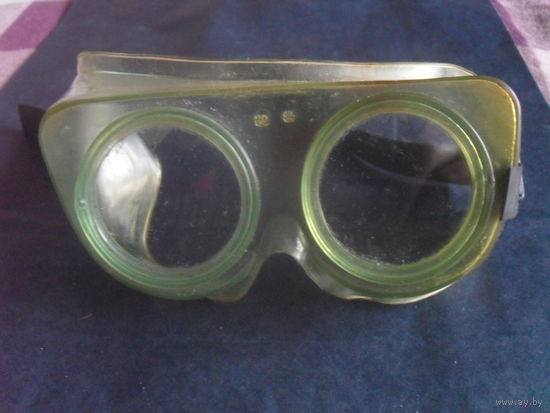 Очки защитные.