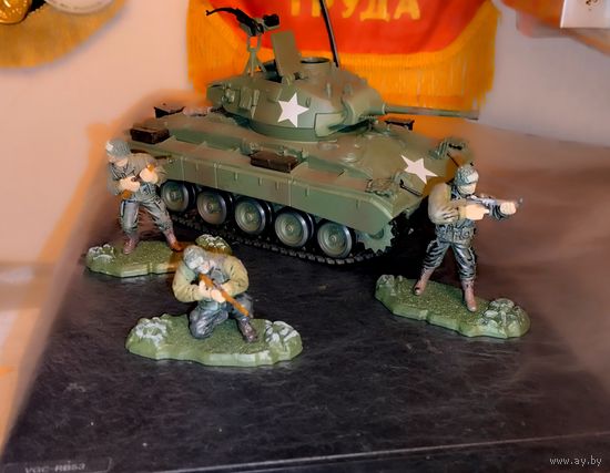 Модель Американского танка M24 Chaffee и солдаты 21 century toys США масштаб 1/32 1/35 2002 год