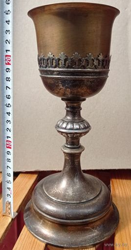 Потир. 1886-1900. Латунь, посеребрение. Клеймо: M.Newiadomski, Wilno. Гравировка. Высота 26 см. Вес 470 гр.