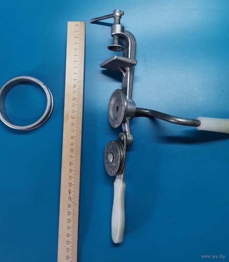 Машинка для раскатки крышек СССР.