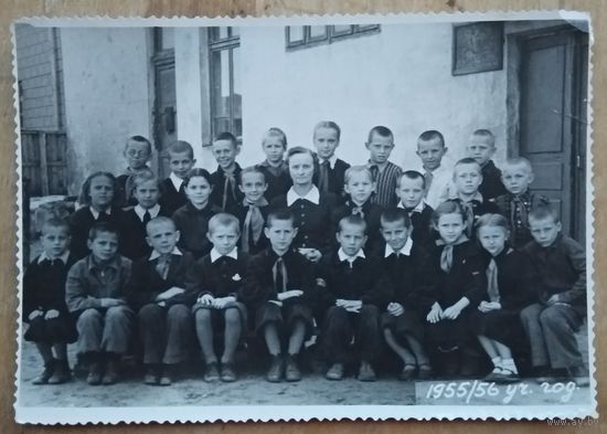 Фото школьного класса с учительницей. 1955 г.
