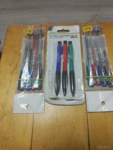 Ручки шариковые. И гелевые.