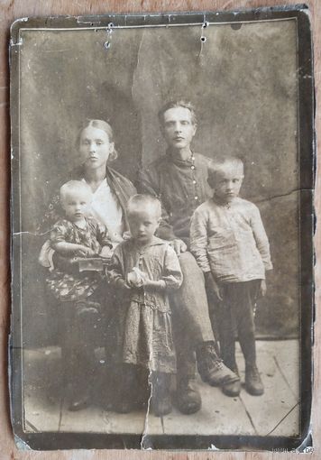 Фото семьи. 1920-е. 11х16 см.