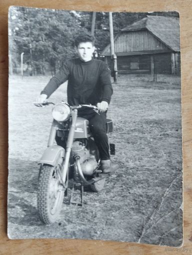 Фото юноши на мотоцикле. 1965 г. 7.5х10 см.
