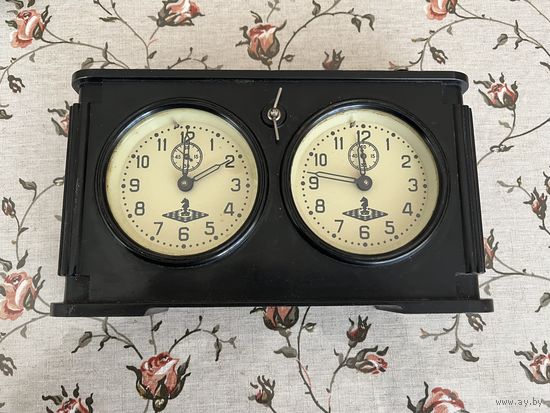 Часы шахматные. Бакелитовые. В ремонт или на запчасти. Корпус с дефектами.