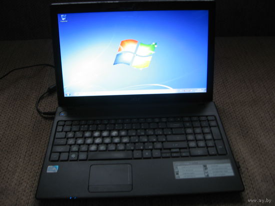 Ноутбук Acer Aspire 5742Z в рабочем состоянии.