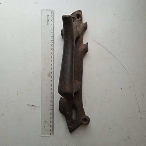 Старая дверная ручка, тяжёлая.