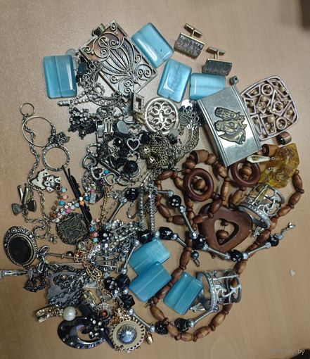 Лот бижутерии вместе с шкатулкой