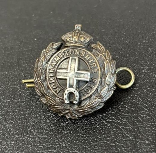 КОКАРДА (ЭМБЛЕМА) ОФИЦЕРА НОРТГЕМПТОНШИРСКОГО ПОЛКА БРИТАНСКОЙ АРМИИ. БРОНЗА+СЕРЕБРО. ТОРГИ С РУБЛЯ!!!