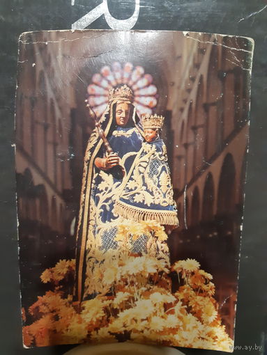 Статуя Девы Марии с Младенцем