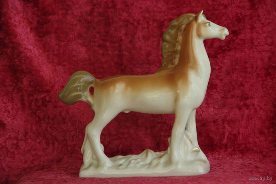 Статуэтка фарфоровая  " Лошадь  ЗХК Полонне    ( целая )