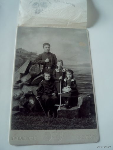 Фотография детей Действительного Статского Советника Изидора Викентьевича Лесьневского. Иркутск.1900 год.