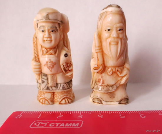 Нэцкэ. "Рыбак с уловом" и "Старец со свитком". Оригинальные (настоящие нэцкэ). Японские резные фигурки. Кость (слоновая). Отверстия для шнура. Клейма мастеров. Цена за обе. Качество резьбы отменное.