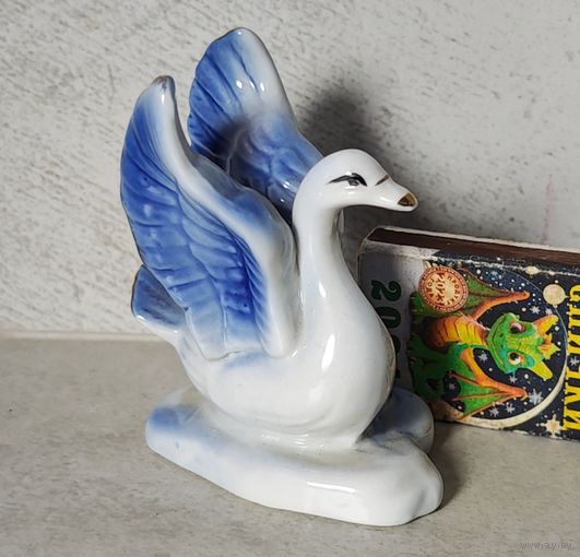 Статуэтка лебедь