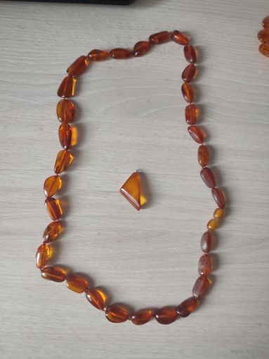Бусы с кулоном янтарные