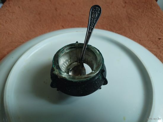 Солонка с ложечкой