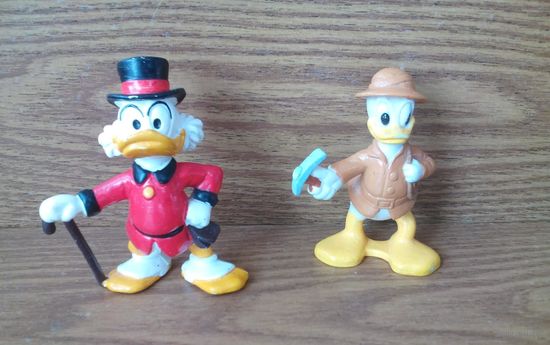 Селезень Дядюшка Скрудж МакДак в красной куртке Uncle Scrooge McDuck Red Jacket. BULLYLAND Made in W.Germany. Дональд Дак альпинис DONALD DUCK Mountain Climber. Утиные истории DuckTales. Disney Дисней