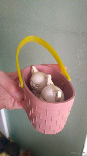 Котята в корзине. Старая игрушка. В реставрацию.