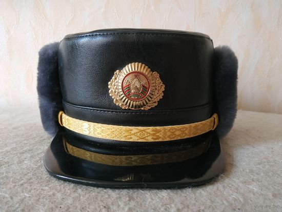 Фуражка сотрудников МВД РБ форменная из натуральной кожи комбинированная натуральной овчиной. Размер - 55.